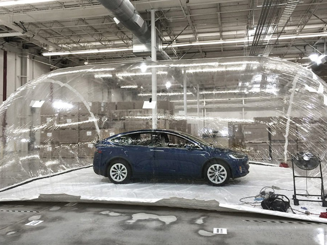 La Tesla Model X in un test sui filtri dell'aria
