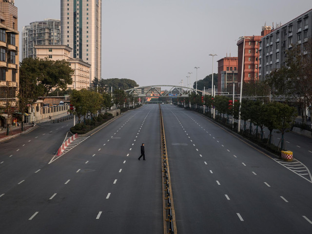 Una grande strada completamente vuota a causa del COVID