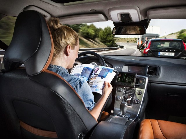 Come i consumatori vorrebbero l'auto del futuro, l'analisi di Deloitte