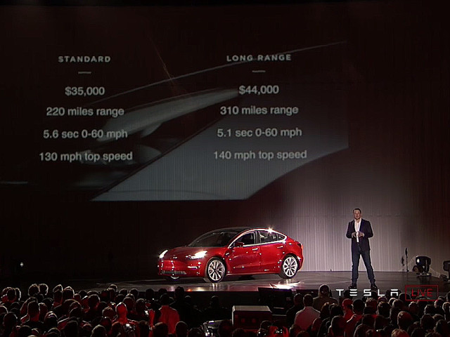 Presentazione durante la consegna delle prime Tesla Model 3