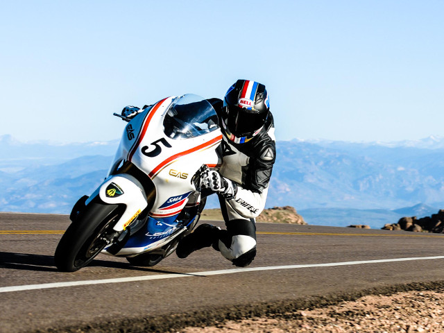 Una moto elettrica batte la concorrenza a benzina al Pikes Peak