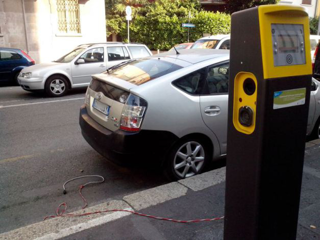Difficoltà di ricarica auto elettrica in Italia